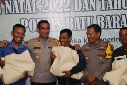 Kapolres Batubara ringankan beban tukang becak dan parkir di malam Natal