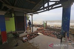 Dampak gelombang tinggi di Indramayu