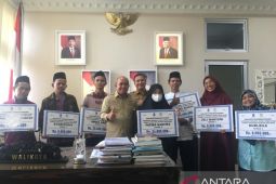 Wali Kota Pangkalpinang serahkan bonus atas prestasi juara MTQH/STQH tingkat provinsi Babel