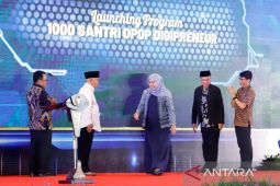 Pemprov Jatim bertekad cetak generasi santri mandiri melalui program OPOP