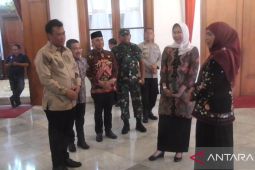 Khofifah serahkan SK Plh Wali Kota Batu kepada Zadim Efisiensi