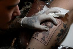 Pendukung Argentina antre dapatkan tato Messi