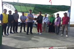 PT Timah serahkan ratusan bibit buah untuk warga Teluk Rubiah
