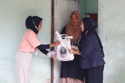 Pembagian sembako bagi warga di Singkawang