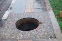 Warga Purwakarta keluhkan kondisi lubang drainase yang menganga
