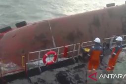 Kapal crane batu bara tenggelam di laut Banyuasin