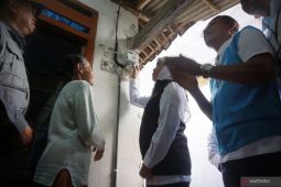 Gubernur Khofifah salurkan bantuan sambungan listrik di Tulungagung