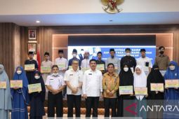 Sekda Naziarto Serahkan Beasiswa Mahasiswa, Tahfis Quran dan Mobil Operasional MUI se-Babel