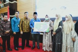 BPJS Ketenagakerjaan serahkan santunan pekerja yang mengalami kecelakaan kerja di area NEB#9 PetroChina