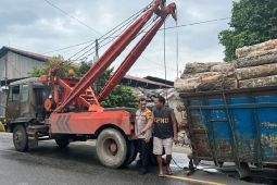 Truk alami patah as roda di Jalinsum, Kapolres Batubara turun mengatur lalu lintas