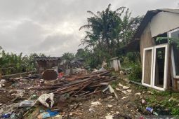 Sembako, baju dan sampah jadi masalah korban gempa Cianjur