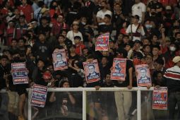 Pelatih timnas Indonesia dan Thailand sesalkan pengrusakan bus oleh suporter