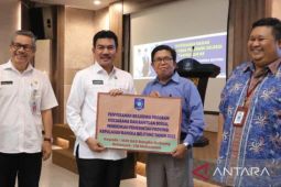 Babel serahkan beasiswa ke 17 perguruan tinggi