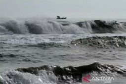 Masyarakat di kawasan pesisir diimbau waspada gelombang tinggi hingga enam meter
