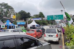 Jalur Puncak Bogor Jumat mulai dipadati kendaraan