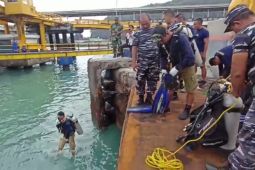 Tim gabungan evakuasi truk jatuh ke laut di Dermaga Merak