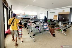 Cuaca buruk, penumpang kapal feri Situbondo-Madura terpaksa menginap di pelabuhan