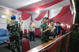 Petugas gabungan Kota Bogor patroli tempat kerumunan malam tahun baru 2023