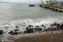 Evakuasi truk terjatuh di dermaga Merak terkendala badai