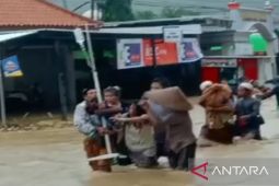 Banjir akibatkan pasien klinik di Pamekasan dievakuasi