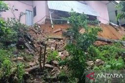 Tebing Bukit Cok Gunung di Pamekasan longsor