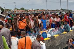BPBD Probolinggo distribusikan 5.000 liter air bersih di Pulau Gili Ketapang