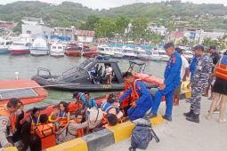 Tim SAR Gabungan berhasil evakuasi delapan turis asing dari kapal mati mesin
