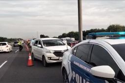 Petugas terapkan contraflow di jalan Tol Jakarta-Cikampek akibat padatnya arus lalu lintas