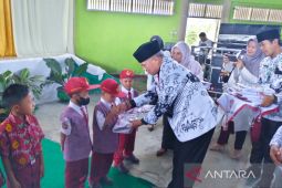 Sekda Rejang Lebong minta pembagian seragam sekolah gratis dipercepat