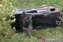 Mobil berisi satu keluarga di Bogor terperosok ke jurang karena tak kuat nanjak