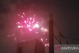 Kembang api hiasi langit Surabaya sambut tahun 2023