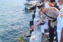 Kapolda Maluku tabur bunga untuk kenang Pahlawan Martha Christina Tiahahu