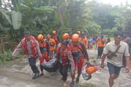Tim SAR evakuasi jasad wisatawan tenggelam saat tahun baru di Batu Belig