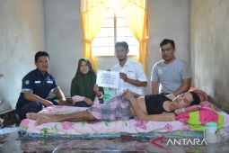 Jatuh saat bekerja, PT Timah Tbk bantu biaya pengobatan untuk warga Bangka Tengah