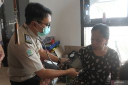 Pemeriksaan kesehatan calon penumpang kapal di Pelabuhan Jangkar