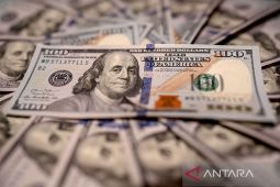 Dolar jatuh karena komentar disinflasi Ketua Fed AS