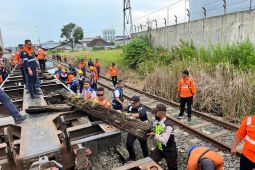 Pastikan keselamatan perjalanan KA, PT KAI Divre I gelar aksi bersih lintas