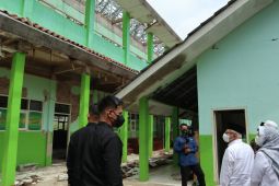 Wapres Ma'ruf Amin serahkan bantuan untuk pesantren terdampak gempa di Cianjur