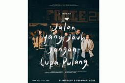 Potret Sheila Dara dan "Rumah"nya dalam poster resmi film Jalan Yang Jauh Jangan Lupa Pulang