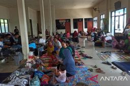 Cuaca buruk, ratusan penumpang kapal menunju kepulauan Sumenep tertahan di Kalianget