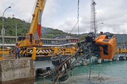 Truk yang jatuh di Dermaga Merak diangkat ke darat
