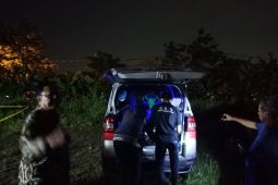 Diduga korban pembunuhan, pria tak beridentitas tergeletak di lahan kosong