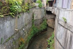 Warga keluhkan penyempitan saluran air di Paal Dua