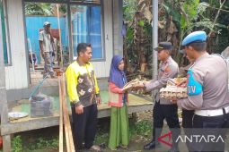 Polsek Juai berikan bantuan sembako untuk korban pohon tumbang