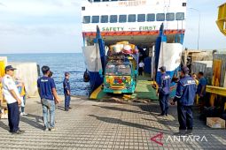 Penyeberangan Situbondo-Madura dibuka kembali setelah dua pekan ditutup