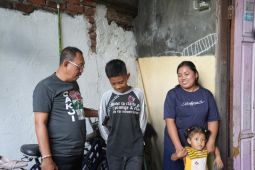 Cak Ji motivasi siswa tidak sekolah terkendala buku pelajaran di Surabaya
