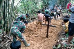 Prajurit TNI bantu pemakaman warga perbatasan RI-Malaysia