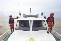 Basarnas Banjarmasin cari seorang penumpang KM Dharma Kartika IX cebur ke laut