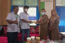 Tingkatkan Mutu Pendidikan di Bangka Barat PT Timah Tbk Serahkan Dua Unit Laptop ke SD Negeri 2 Muntok