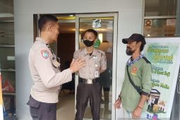 Personel Polres Sukabumi Kota lakukan pembinaan kepada juru parkir